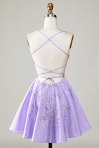 Precioso vestido de fiesta de línea A con tirantes finos, corsé y apliques.