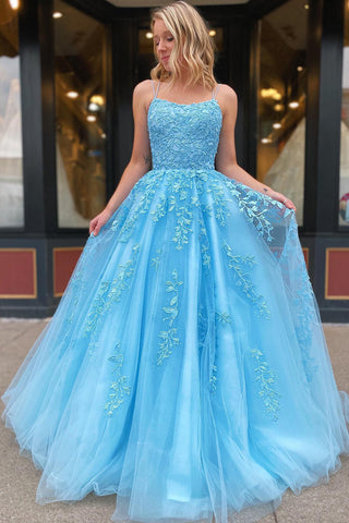 Vestido de graduación de tirantes finos estilo princesa con champán