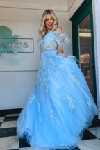 Vestido de graduación de tul con encaje, escote en V, corte en A, con cuentas y plumas.