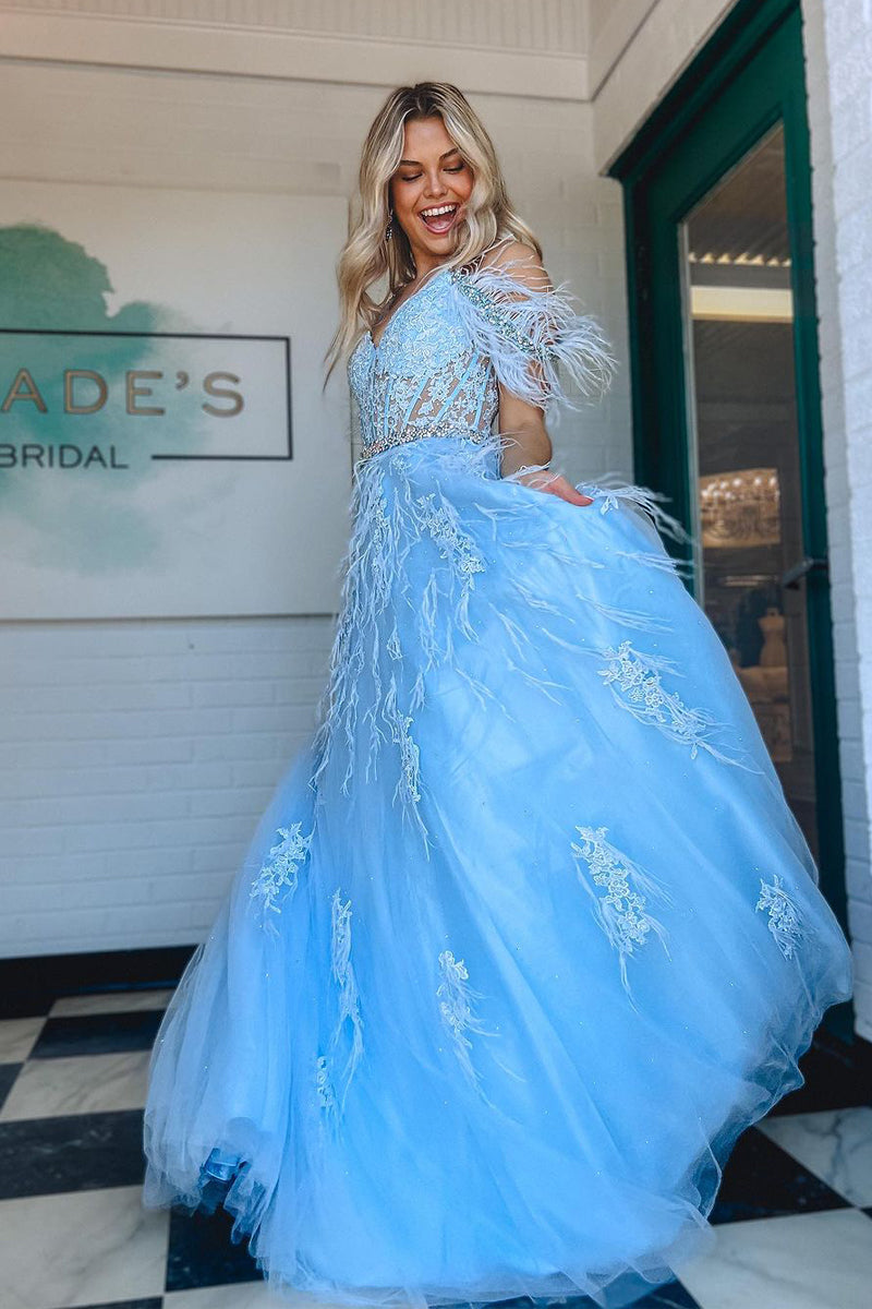 Vestido de graduación de tul con encaje, escote en V, corte en A, con cuentas y plumas.