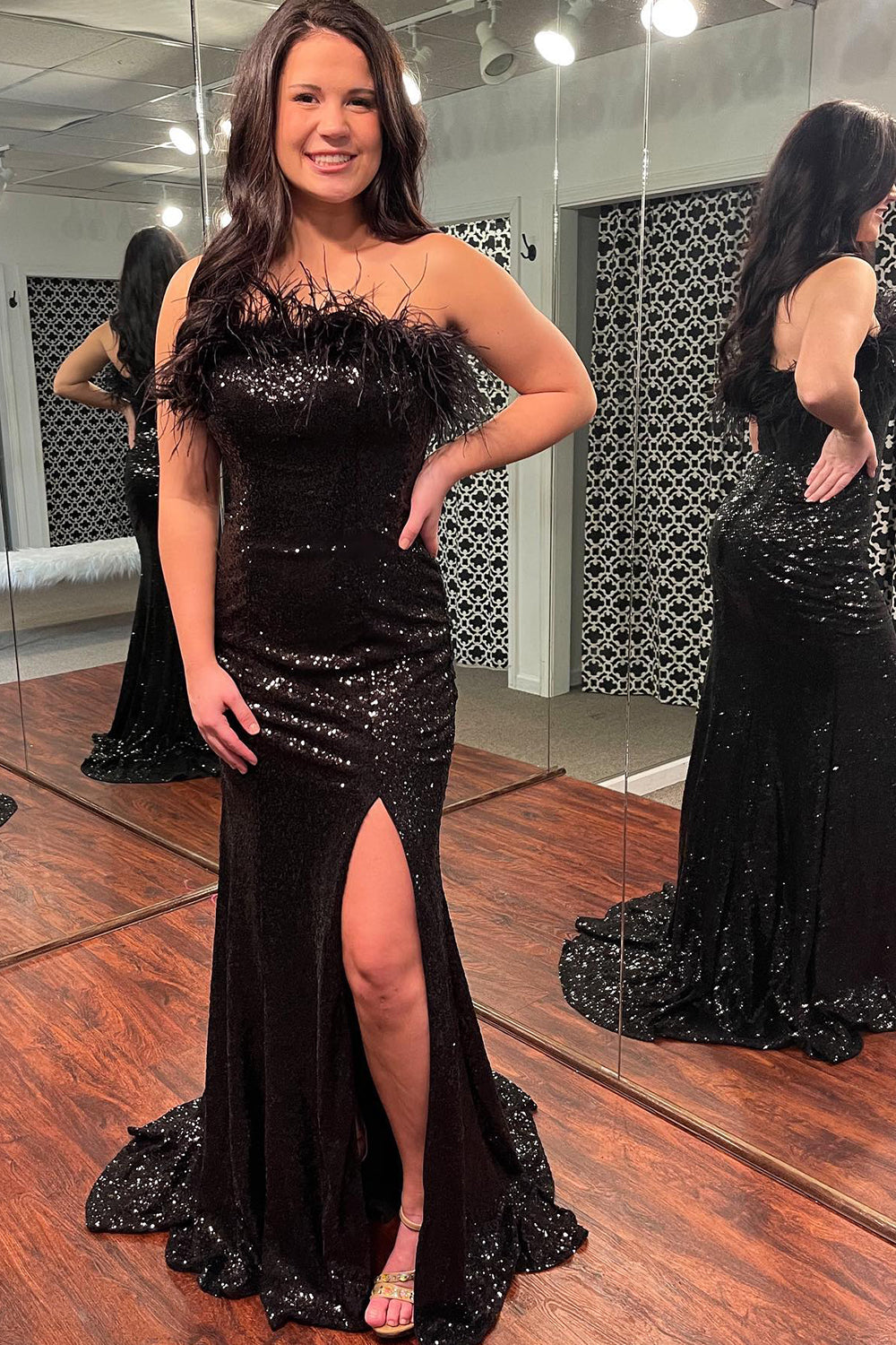 Robe de bal longue sirène sans bretelles à sequins bleu clair et plumes