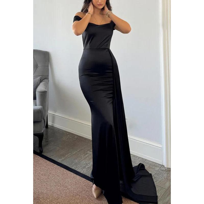 Vestido de fiesta sencillo e informal, sin mangas, con hombros descubiertos y corte entallado para graduación