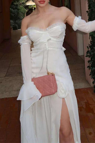 Vestidos de noche formales y elegantes sin tirantes con flores de frenillo. 