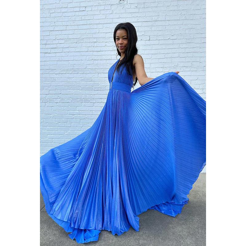 Vestido sencillo e informal de corte A con cuello halter, sin mangas, con abertura lateral y espalda descubierta para fiesta y graduación