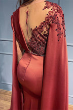 Vestido de fiesta de sirena con mangas largas, cuentas, apliques y volantes.