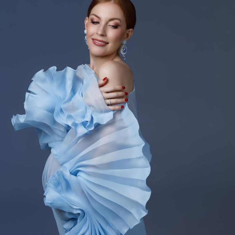 Elegante vestido premamá azul plisado para sesión de fotos, mangas abullonadas, vestido de organza transparente para fotografía de baby shower.