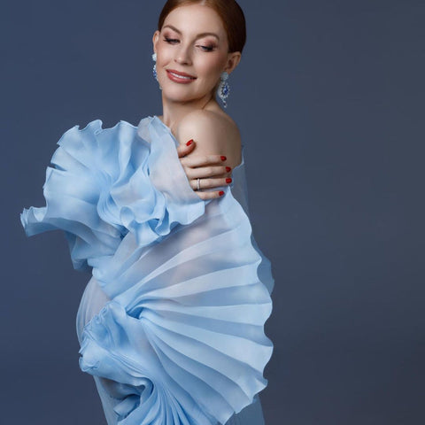 Elegante vestido premamá azul plisado para sesión de fotos, mangas abullonadas, vestido de organza transparente para fotografía de baby shower.