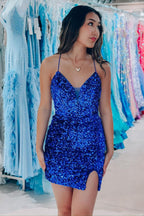 Robe de bal courte à paillettes bleu roi, fourreau, bretelles spaghetti et fente.