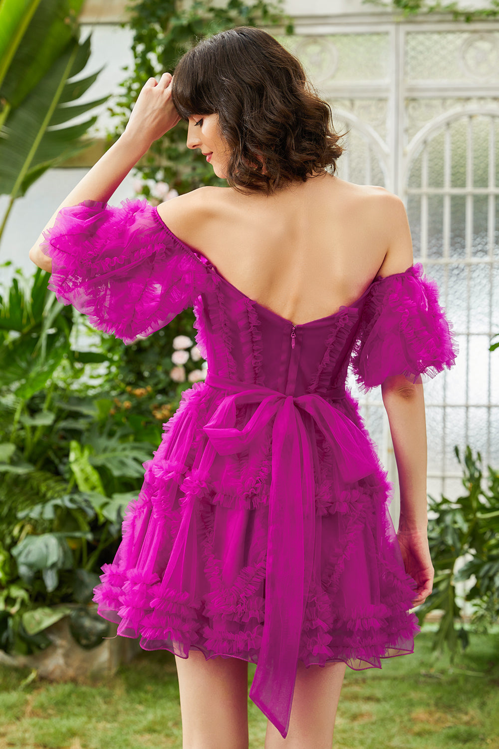 Robe de bal unique en tulle fuchsia, coupe trapèze, épaules dénudées et corset.
