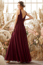 Vestido de dama de honor de gasa color burdeos con escote en V