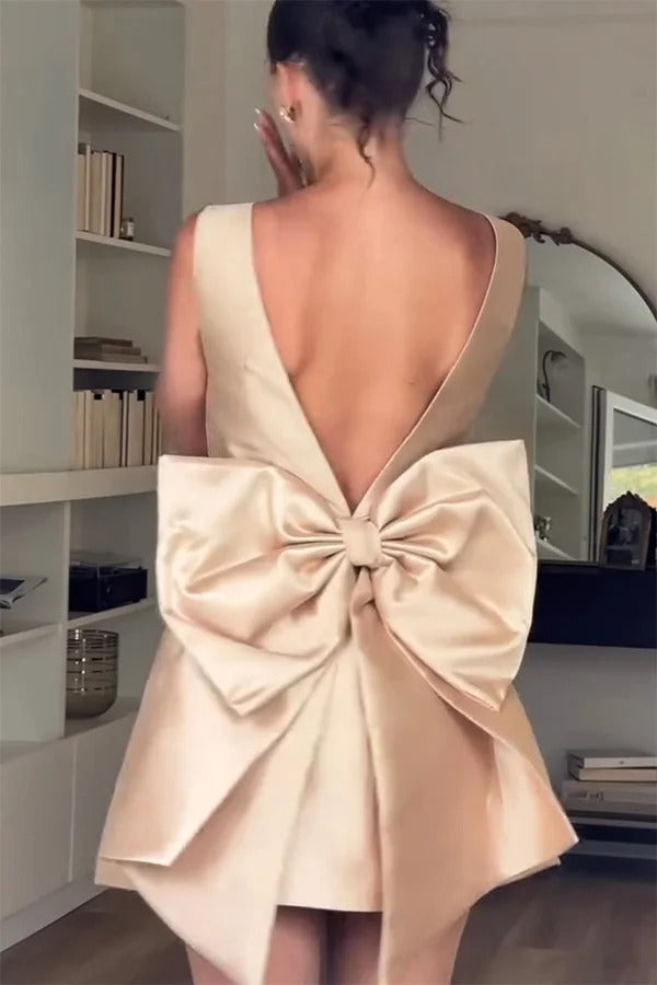 Robe mini Ultimate Muse en satin à nœud oversize et col carré 