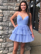 Vestido corto de fiesta de bienvenida con escote en V profundo y corte en A, de corte asimétrico y volantes.