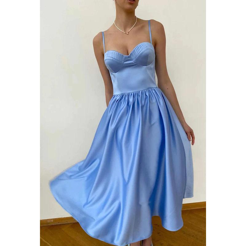Robe de soirée mi-longue en satin froncé, simple, décolleté en cœur, sans manches 