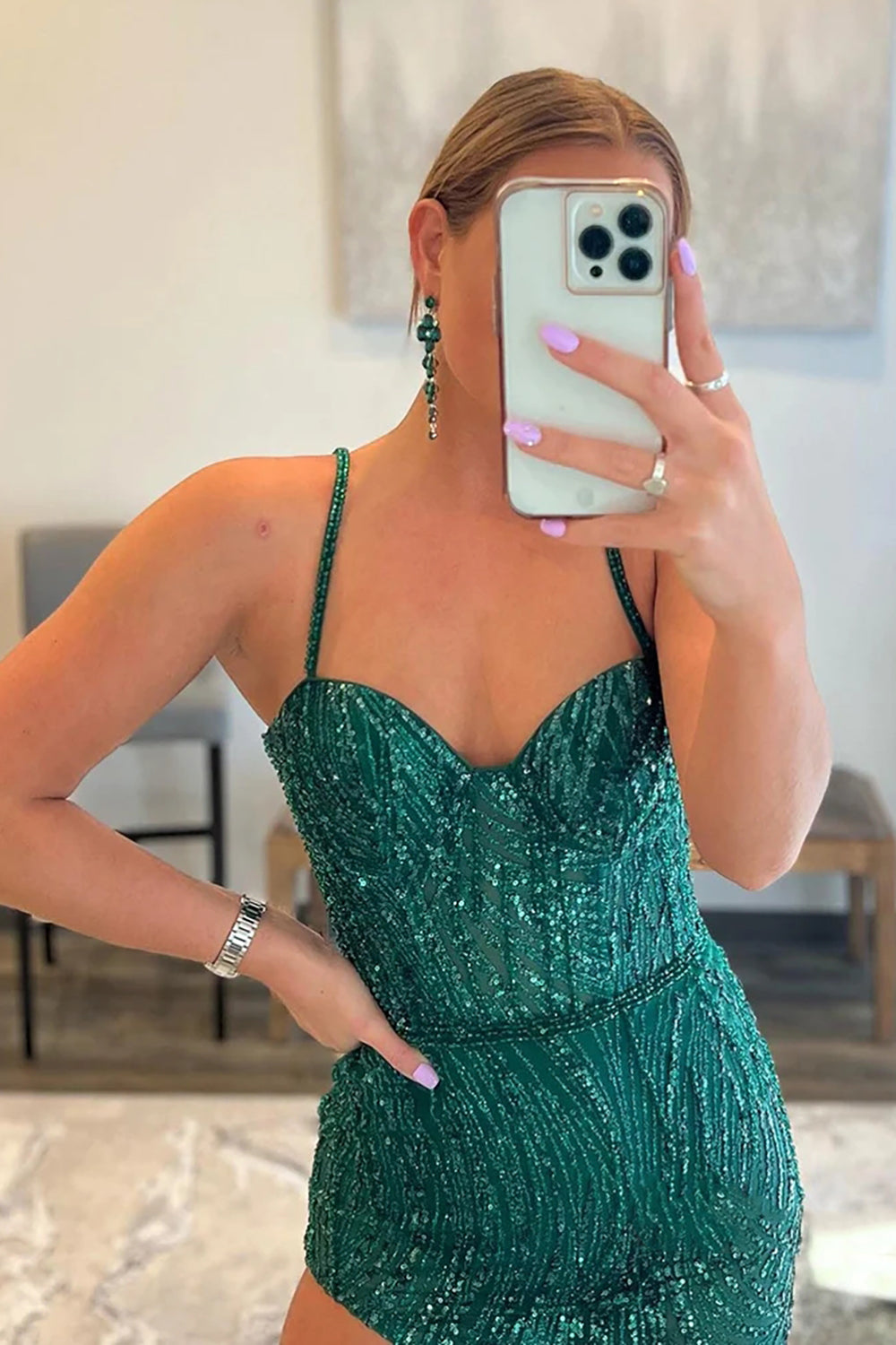 Robe de bal asymétrique à fines bretelles