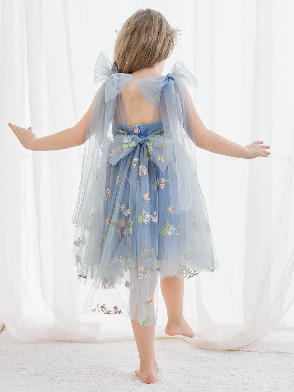 Vestido de niña pequeña de las flores, corte en A, sin mangas, de tul bordado floral. 