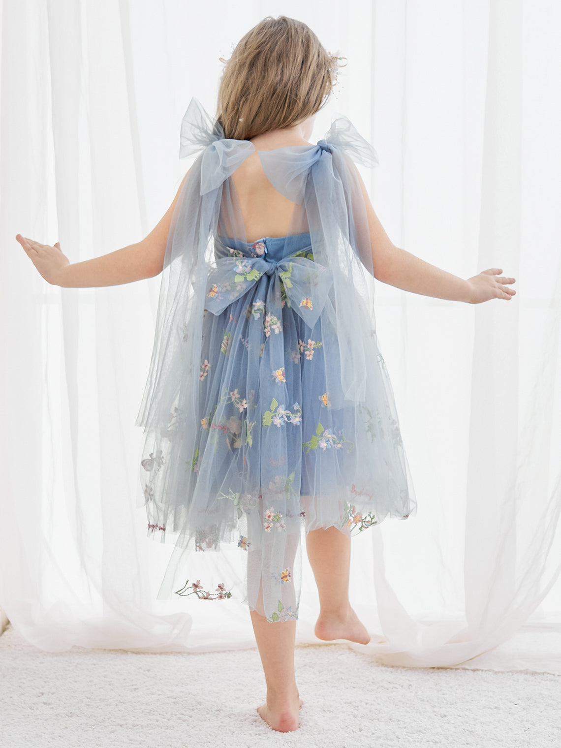 Vestido de niña pequeña de las flores, corte en A, sin mangas, de tul bordado floral. 