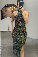 Robe de bal sirène courte élégante à sequins et fente, dos nu.