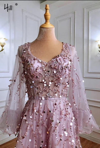 Robe de bal dorée à manches longues et col en V ornée d'appliques de sequins