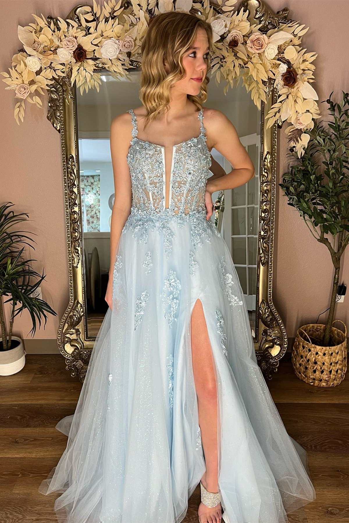 Robe de bal bleu clair en dentelle florale, col fendu, coupe trapèze, fente