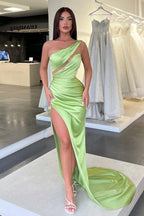 Robe de bal vert clair élégante, asymétrique, sans manches et fendue sur une longue épaule