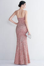 Robe de bal longue sirène noire à sequins et décolleté en V, avec découpe en forme de goutte d'eau.