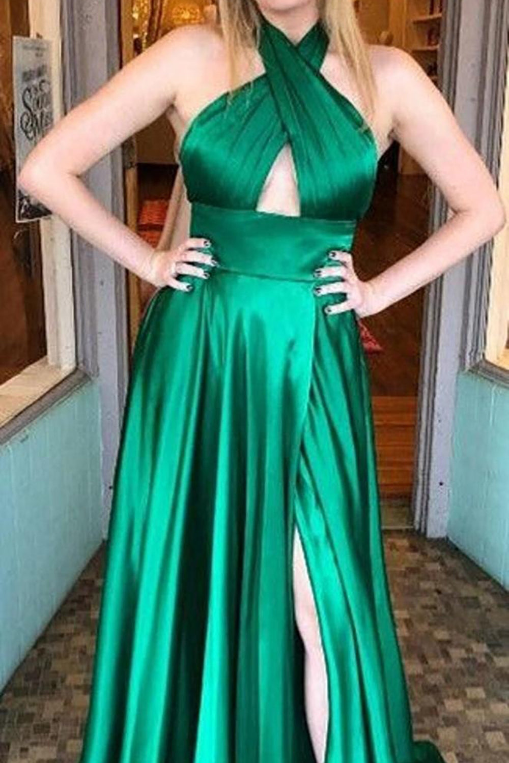 Vestido largo de fiesta morado con escote halter y espalda descubierta