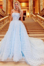 Vestido largo de fiesta azul claro sin tirantes, corte en A, con volantes