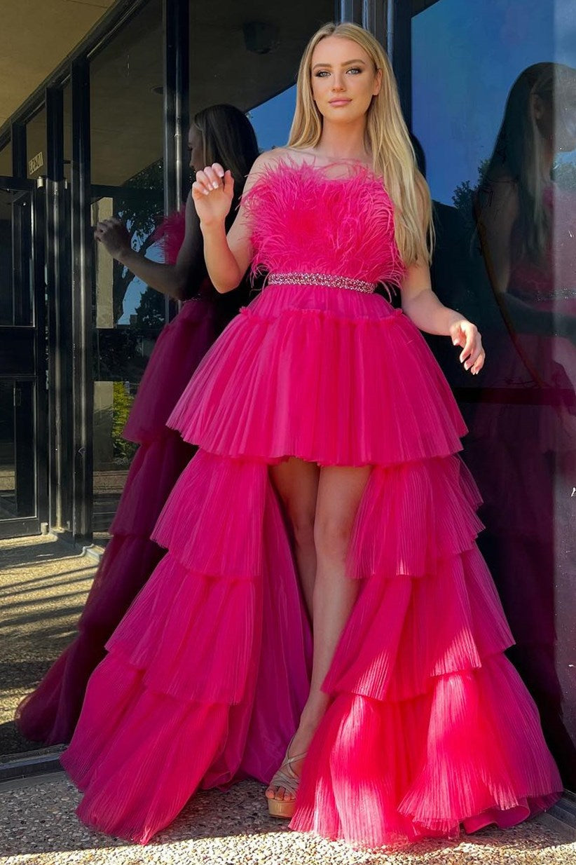 Vestido de graduación de tul con volantes, corte asimétrico, sin tirantes y con plumas, estilo línea A