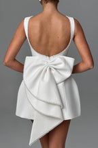 Robe mini élégante à gros nœud ornée de perles et coupe ajustée 