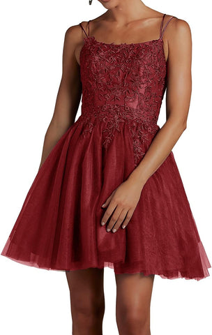 Vestido de fiesta corto de tul con encaje y cuentas, escote cuadrado cuadrado y tirantes finos. 