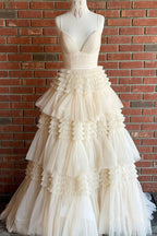 Vestido largo rosa de fiesta con tirantes finos, corte en A y abertura.
