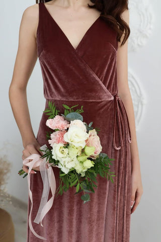 Robe de demoiselle d'honneur longue en velours à col en V et fente, idéale pour un bal de promo ou une soirée formelle. 