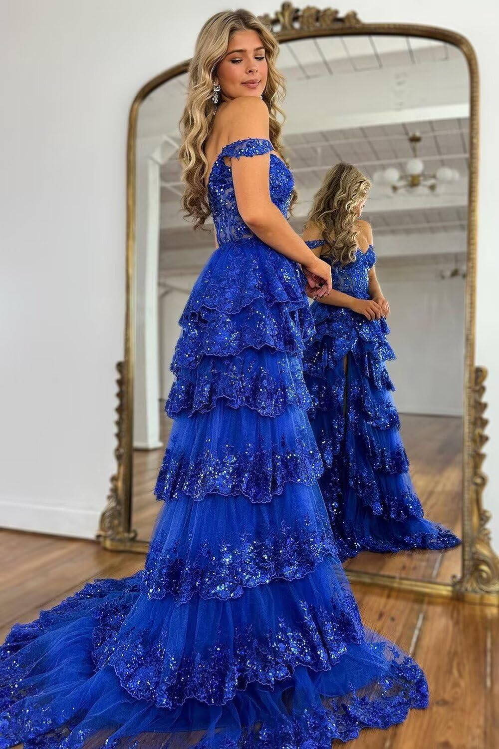 Robe de bal longue en tulle et dentelle à volants scintillants, collection 2025, bretelles spaghetti, corset et fente. 
