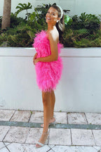 Robe fourreau rose courte sans bretelles ornée de plumes pour le bal de promo