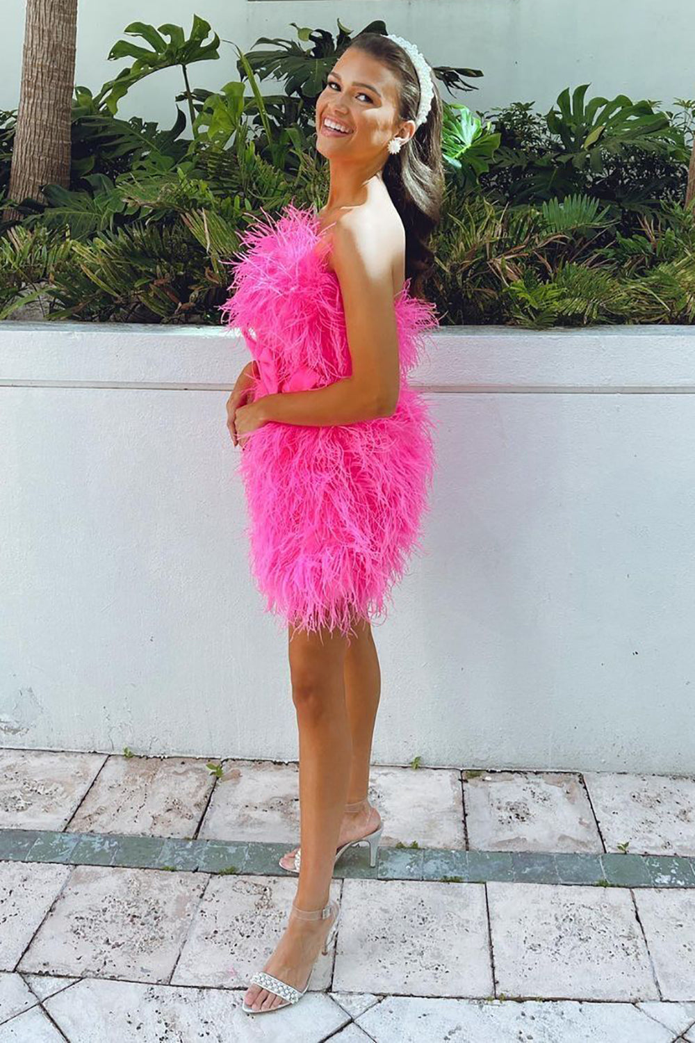 Vestido corto rosa sin tirantes estilo tubo para baile de bienvenida con plumas