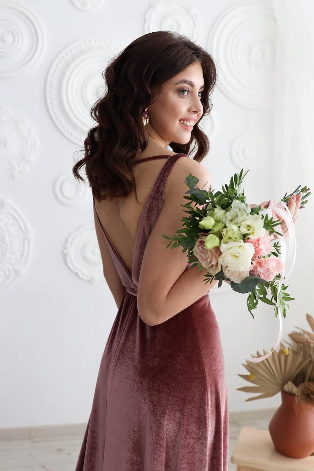 Vestido largo de dama de honor de terciopelo con escote en V, ideal para fiestas formales de graduación o eventos formales. Con abertura. 