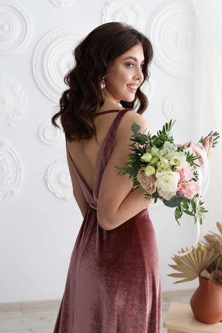 Robe de demoiselle d'honneur longue en velours à col en V et fente, idéale pour un bal de promo ou une soirée formelle. 