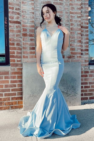 Robe de bal longue bleu clair à fines bretelles sirène et dos nu