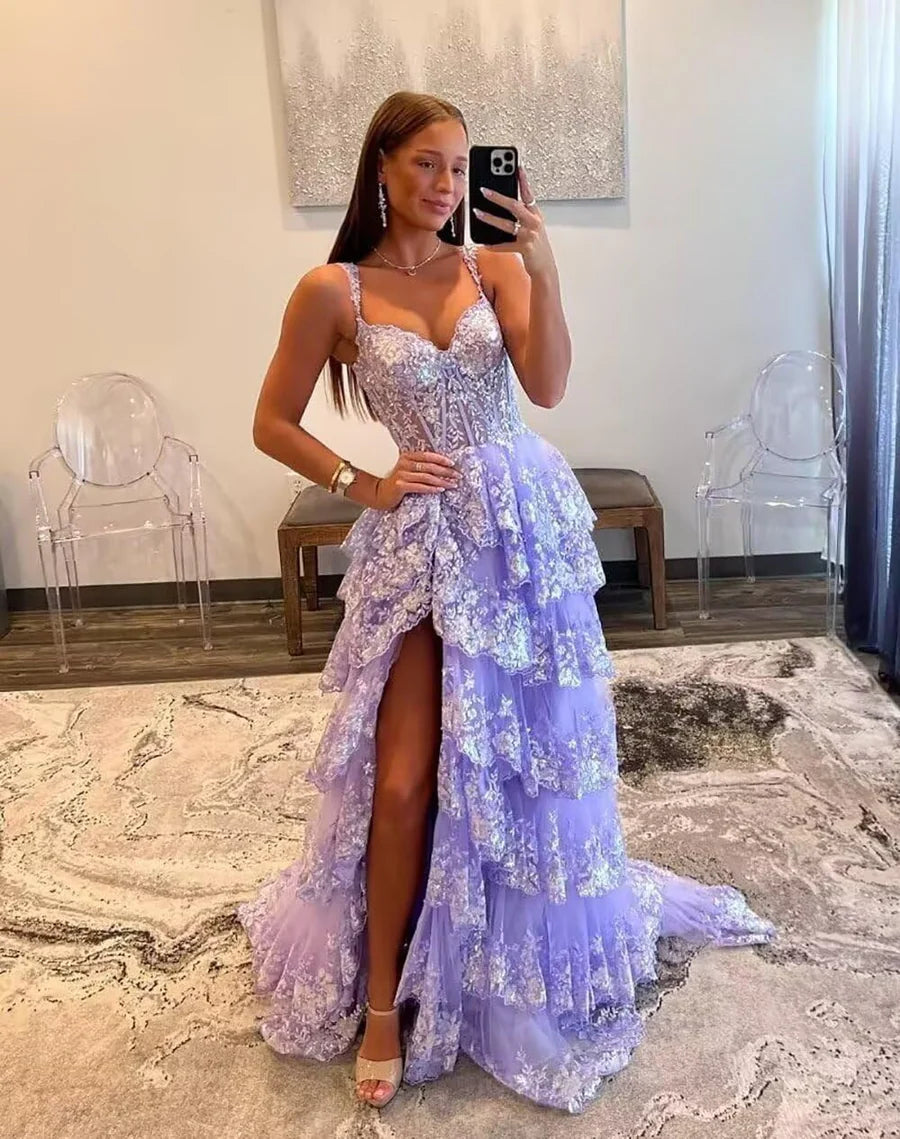 Robe de bal longue en tulle et dentelle à volants scintillants, collection 2025, bretelles spaghetti, corset et fente. 