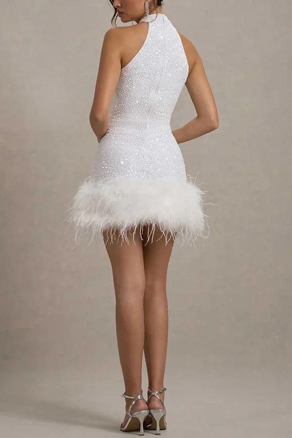 Robe mini stretch à sequins éblouissante et ludique, col montant et bordure en plumes 