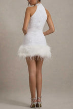 Robe mini stretch à sequins éblouissante et ludique, col montant et bordure en plumes 