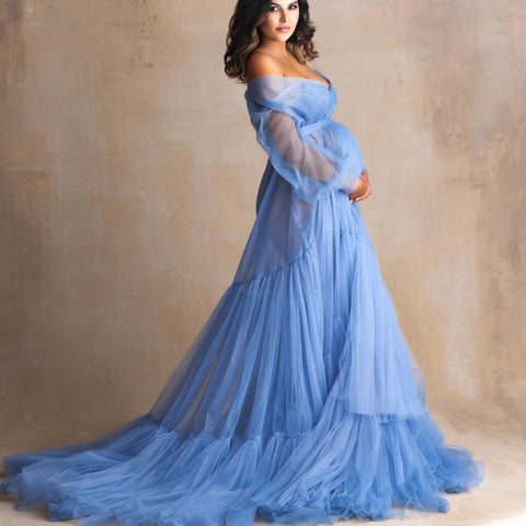 6117#Vestido de maternidad azul esponjoso con volantes y tul para sesión de fotos, con hombros descubiertos, ideal para fotografía de embarazo. Incluye fajín.