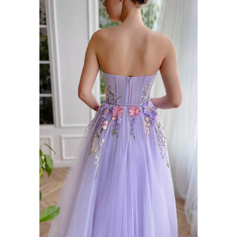 Robe de soirée longue bustier en tulle à fleurs appliquées, coupe trapèze
