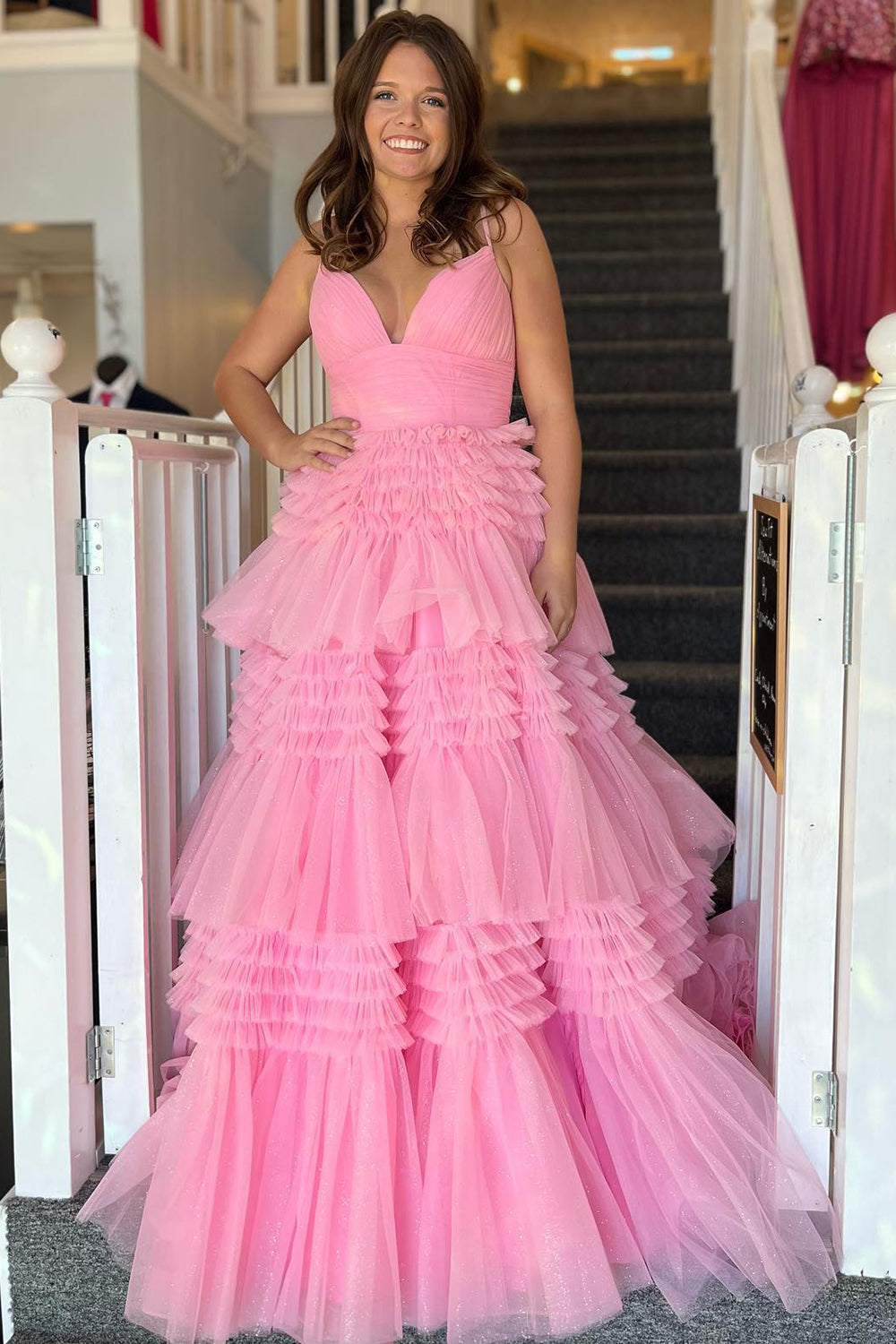 Robe de bal longue en tulle à fines bretelles et fente, fendue.