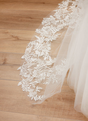 Vestido de niña de las flores para la Primera Comunión, estilo princesa, manga larga y cola de tul. 