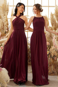 Vestido de dama de honor de gasa color burdeos con cuello halter