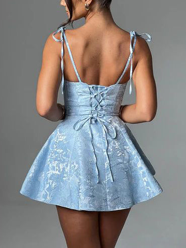 Robe mini amincissante à bretelles et ourlet en A, en jacquard texturé 