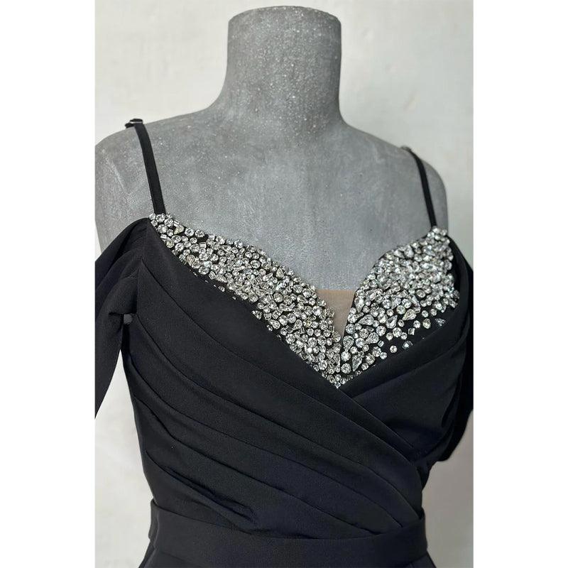 Robe de soirée formelle à plis perlés, à bretelles dénudées et fourreau/colonne 