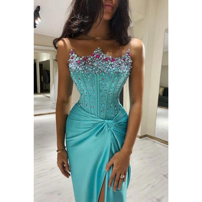 Robe de soirée longue à bretelles, fourreau/colonne, bleue, ornée de perles 