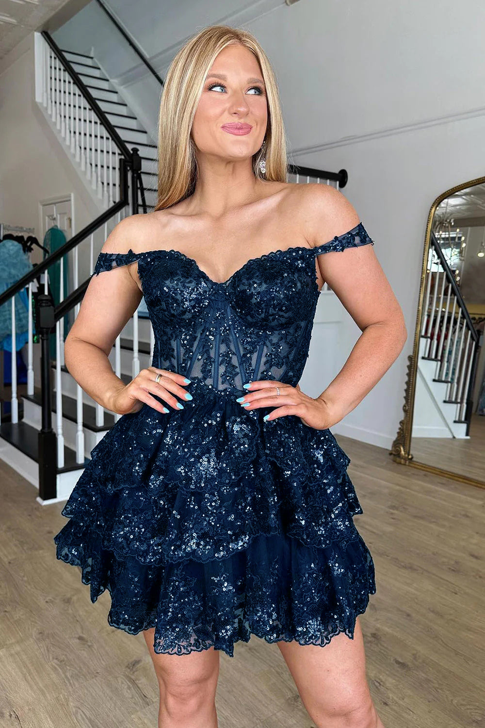Vestido de fiesta negro de talla grande, corte en A, hombros descubiertos y corsé único.